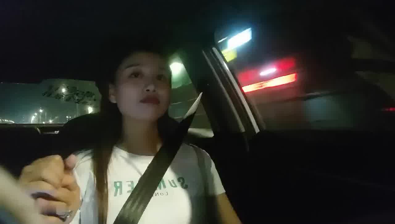  足浴会所勾搭良家少妇女技师，性欲大奶离异少妇让无套内射 的剧照2