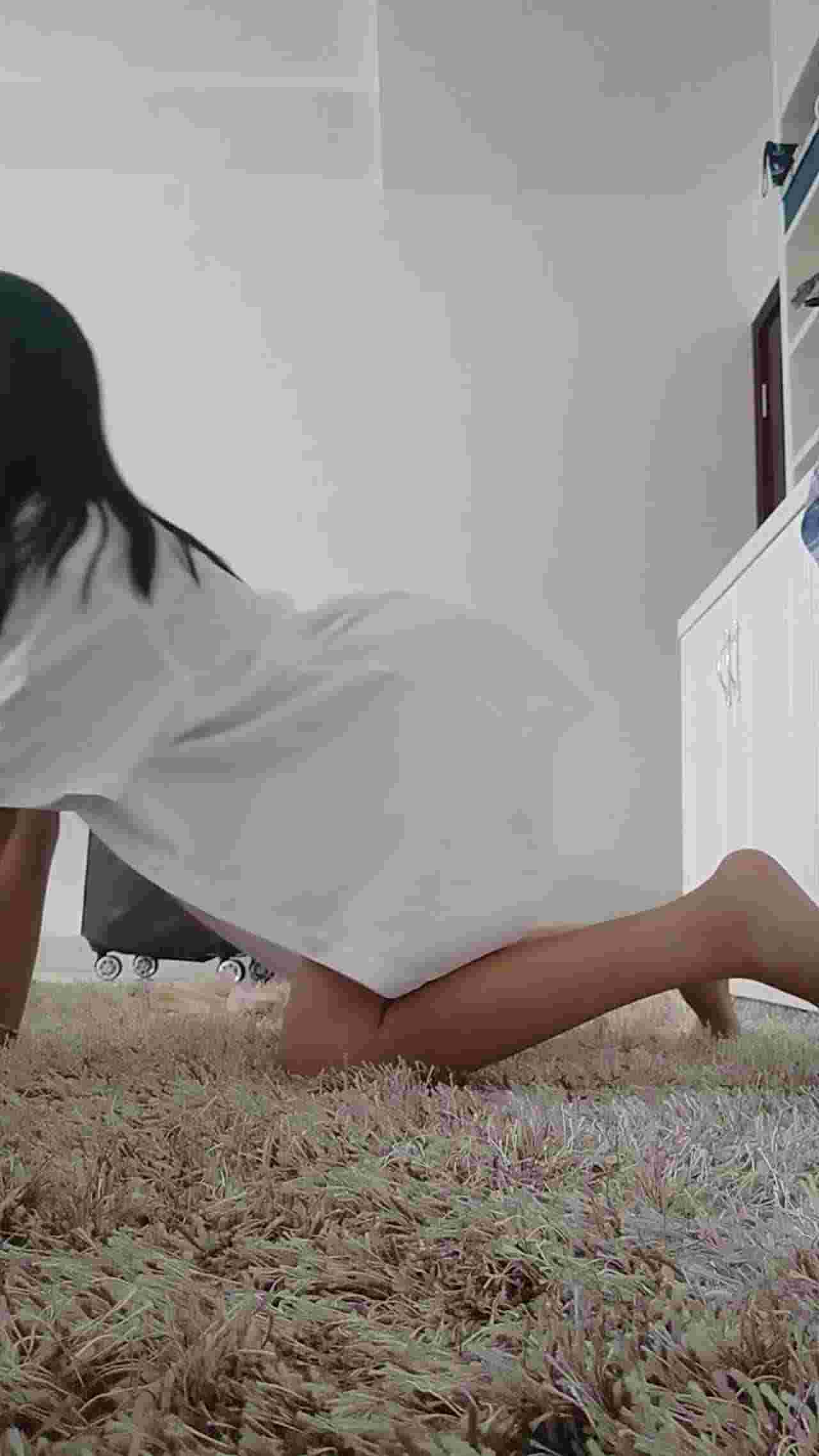  【小天使系列】一边自慰一边回答网友问题，整根笔都被插湿了。第一次做爱，为什么自慰，交男友不要大鸡巴 的剧照4