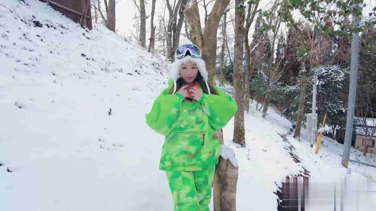  高铁女神Naomii穿着滑雪服在滑雪场斜坡边缘激情刺激性爱内射超级美鲍白虎逼 的剧照5
