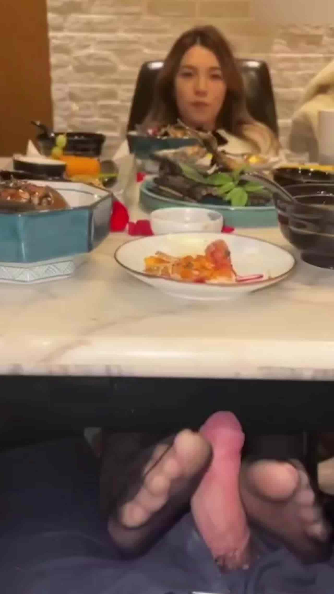  极品高颜值反差婊，露脸穿着黑丝在餐厅露出包厢内口交吃精后入 的剧照4