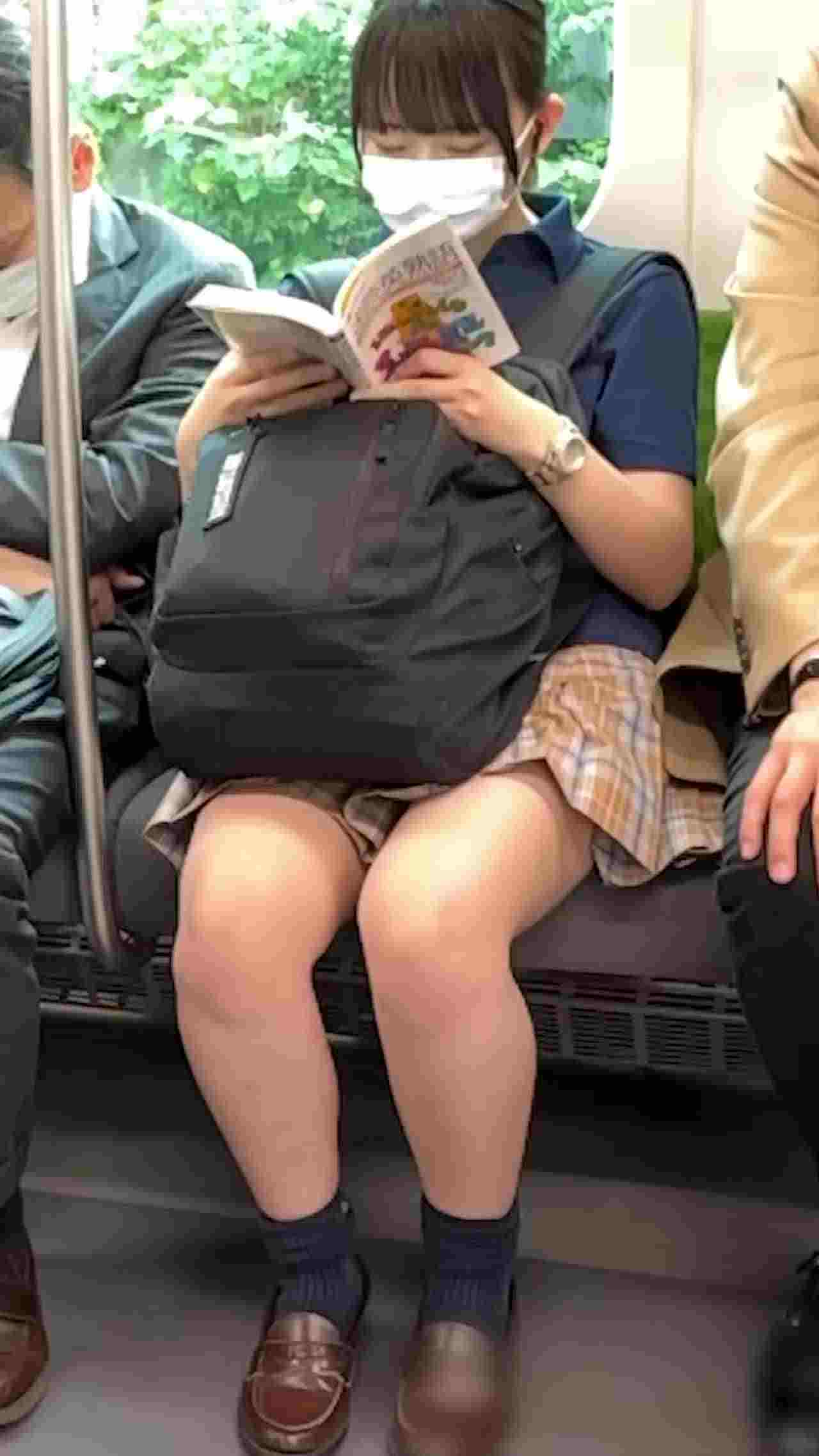  日本捷运偷拍学生妹裙底 的剧照10