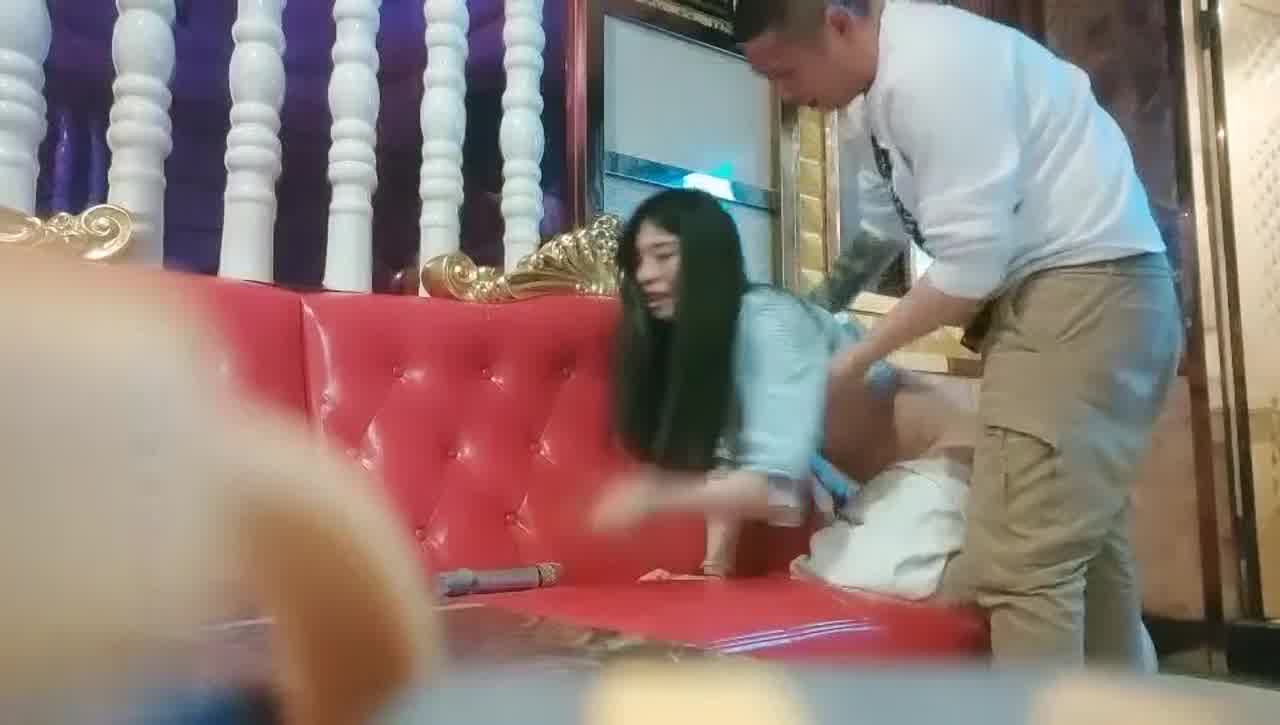  刚来公司没多久的小姐姐，约去KTV唱歌，大胸小姐姐一会儿被脱光，门都没关，后入啪啪暴力输出！ 的剧照4