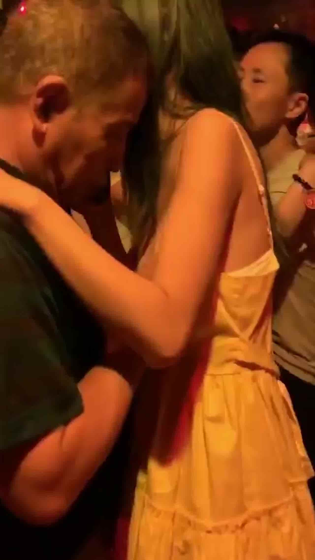  不好意思，老头请别再抓奶了 的剧照3