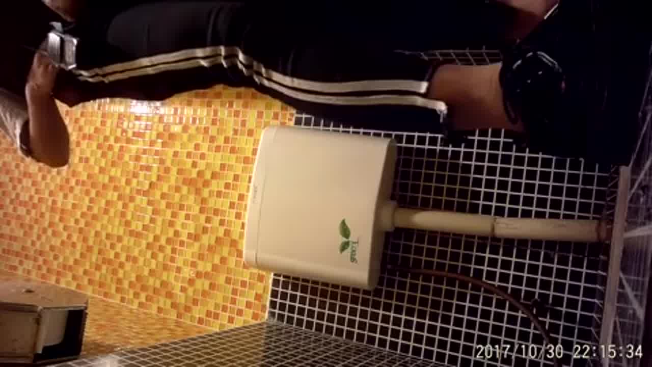  卫生间偷拍颜值极美的商场导购如厕，白虎嫩逼不错不错 的剧照3