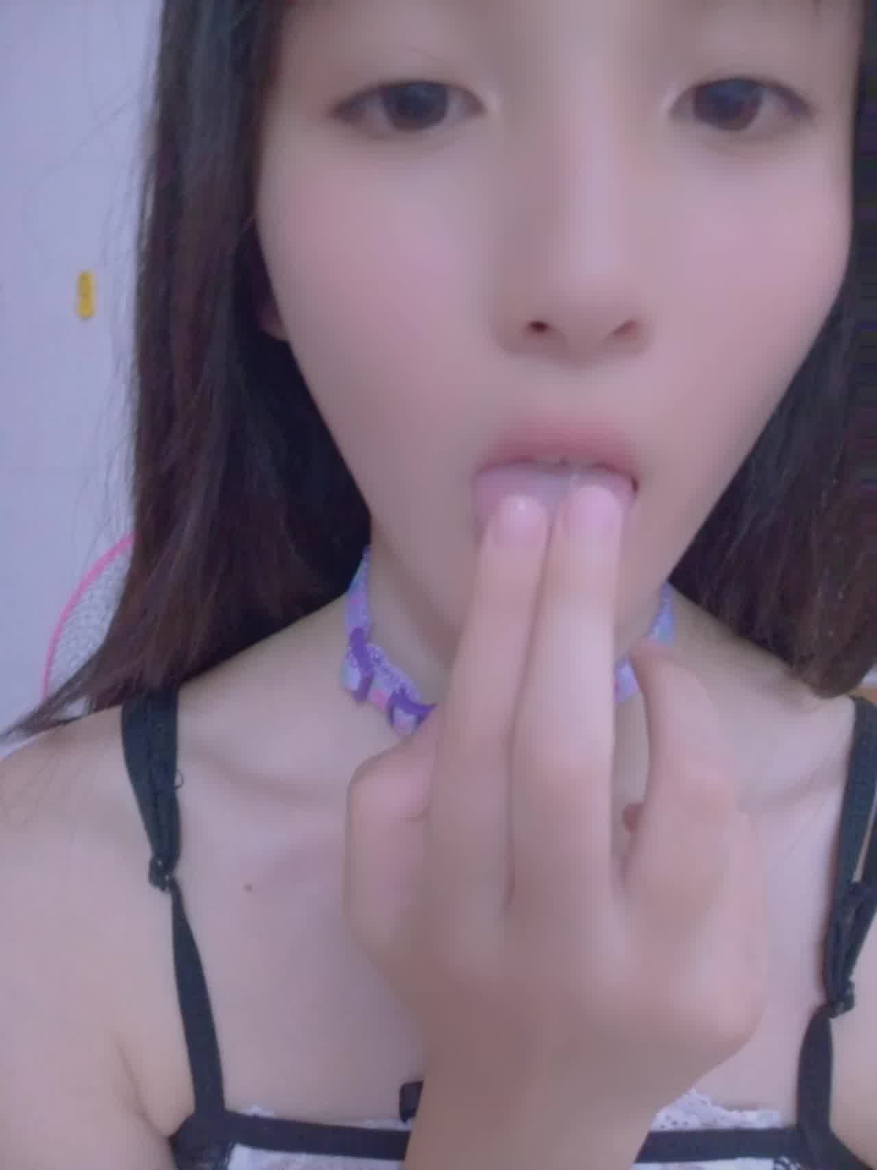  放假了在家里应哥哥要求穿上女仆装给他展示骚穴 的剧照6