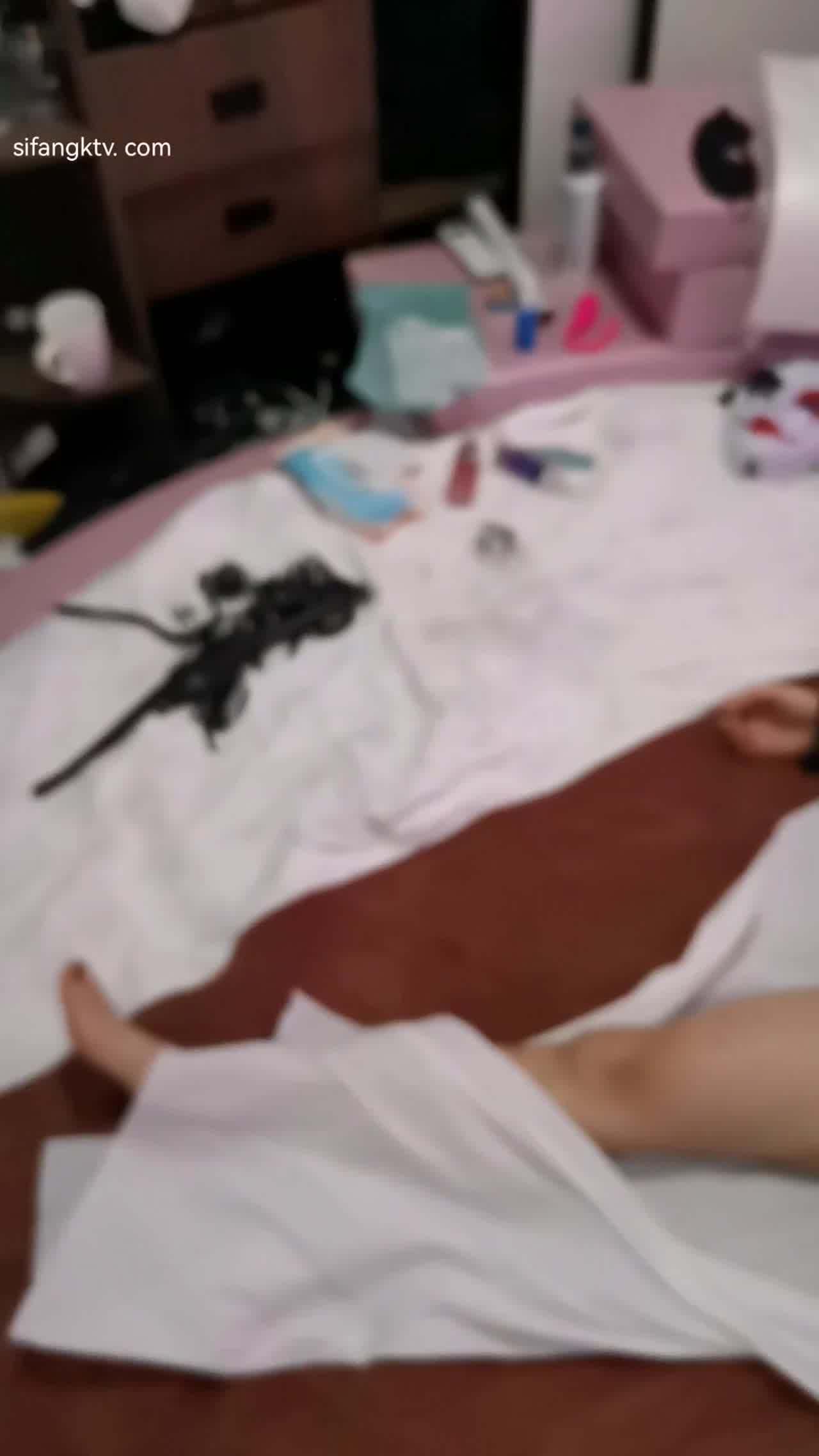  积分姿色的熟女经理被色魔客户趁机下药 的剧照3