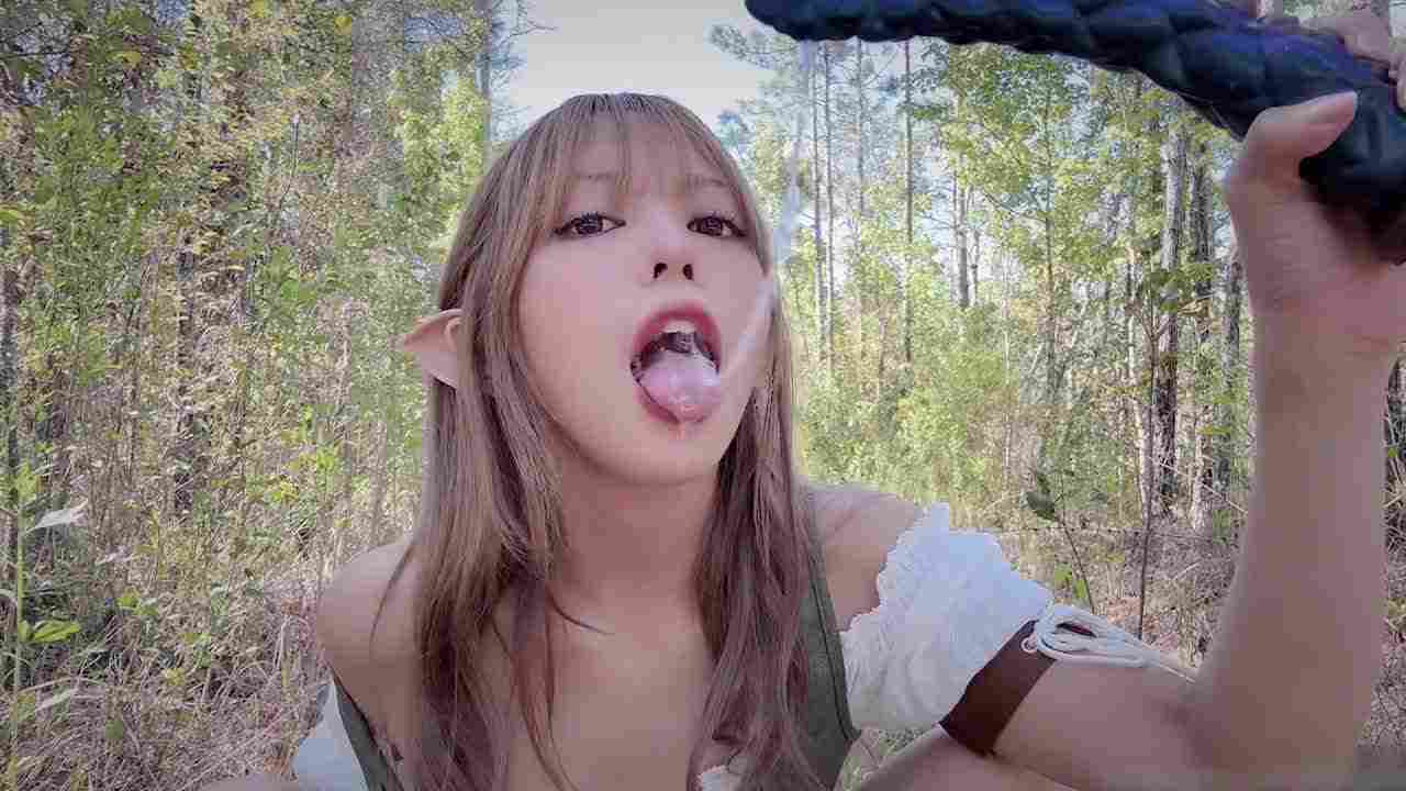  OnlyFans推特网红【KittyXkum】今天天气不错，再一次户外自慰 的剧照1