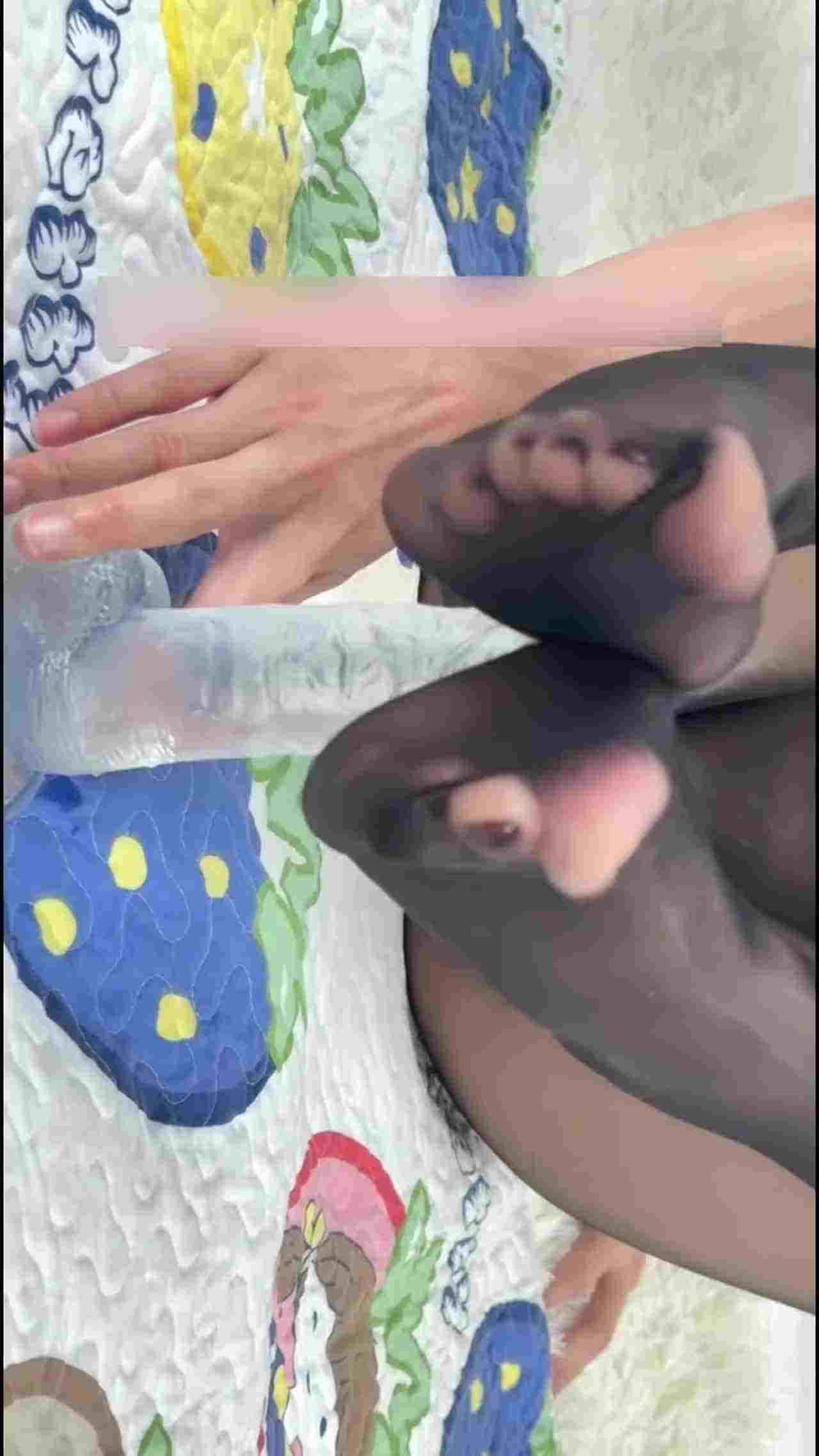  自购推特露出大神-黑丝居家自慰，超大的阳具搁着丝袜插到小穴里，被插还一直言语求主人干死她 的剧照5