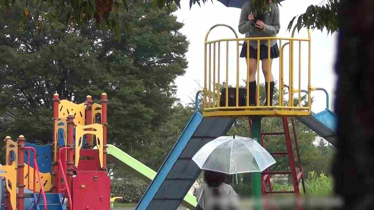  露出放尿，霓虹高中生雨天在游乐园放尿，真皮又骚气 的剧照1