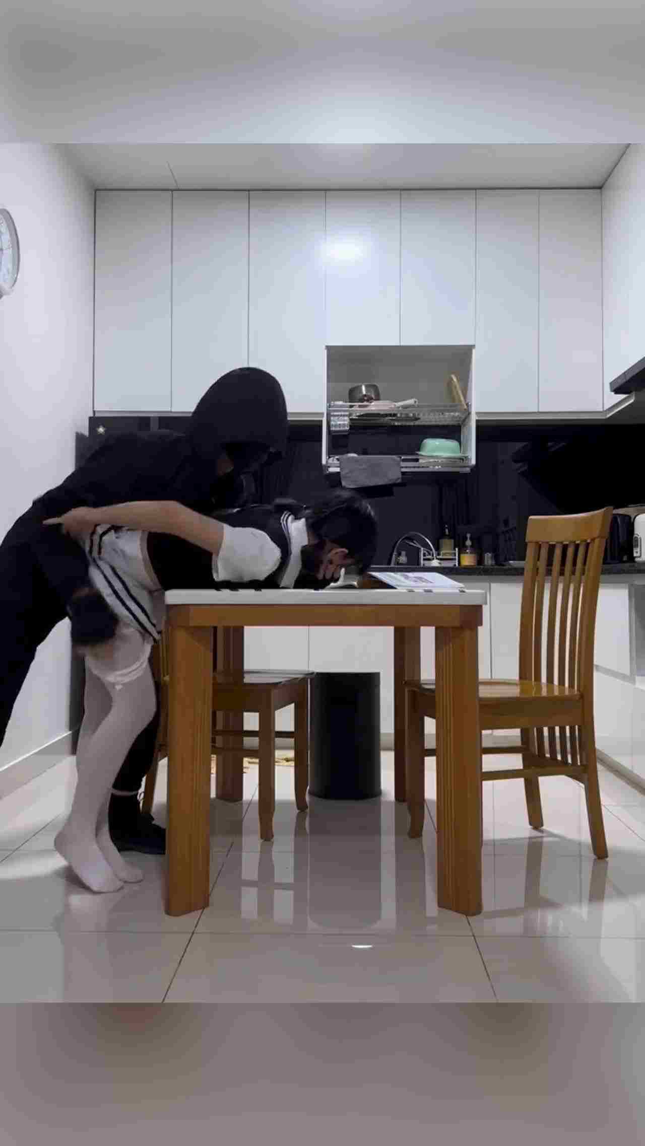  兄妹乱伦！！乖巧学霸妹妹用力读书时被哥哥强上 的剧照10