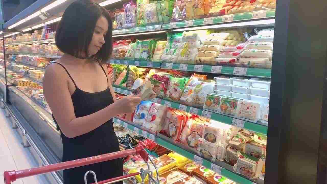  骚女孩不穿内裤逛超市，还撩起黑丝裙露出，上了车迫不及待拿出来自慰，爽喷很多淫水 的剧照1