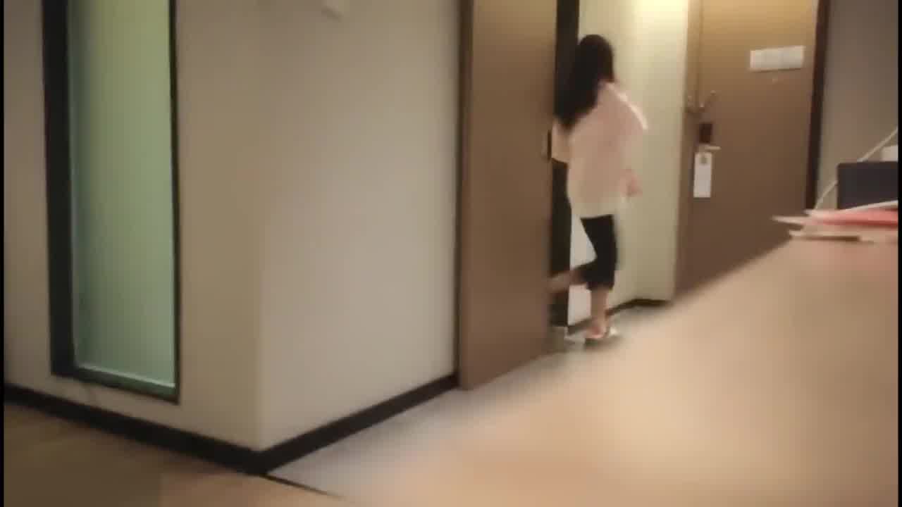  丢人啦！身材超棒妹妹，撸硬在沙发上直接操，正入抽插搞几下软了，操逼失败妹子走人。 的剧照7